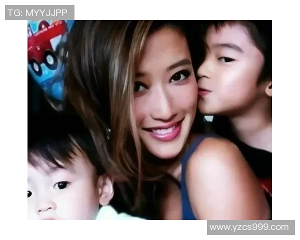 谢霆锋与足球明星亲密合影展现运动员风采与友谊的精彩瞬间