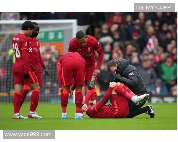 足球明星受伤瞬间曝光腿部伤势引发球迷热议与关切