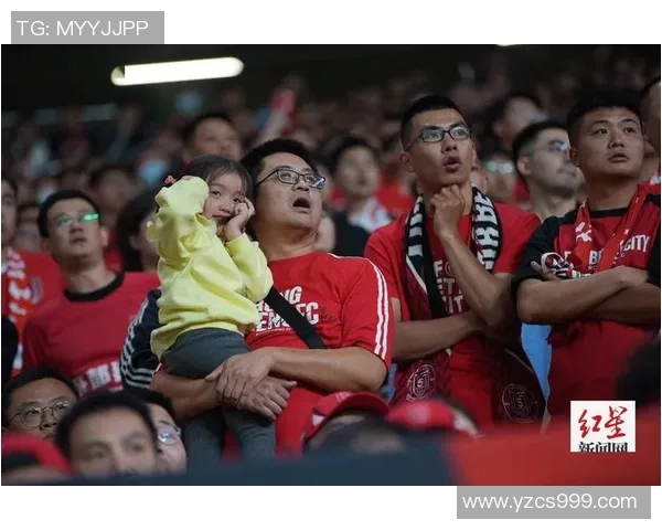 足球明星参与慈善活动引发热议，球迷热情支持公益事业的盛况回顾