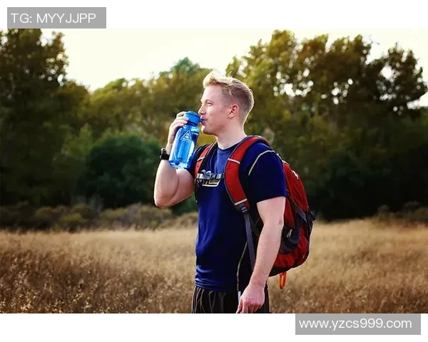 足球明星喷雾水杯助力运动爱好者畅享清凉体验与健康生活 足球明星喷雾水杯助力运动爱好者畅享清凉体验与健康生活