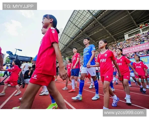 足球明星因踢瓶子挑战而走红网络引发全民模仿热潮