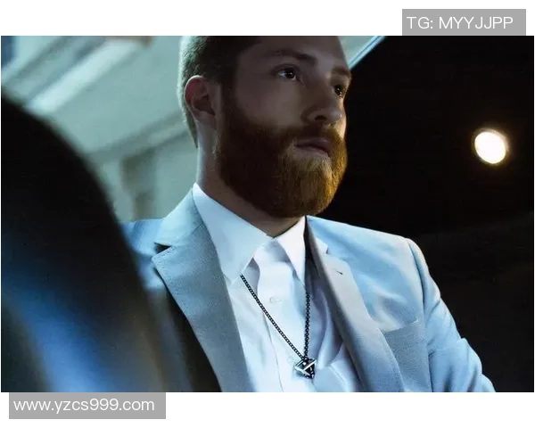 足球明星男生的时尚礼服照片展现魅力与风采