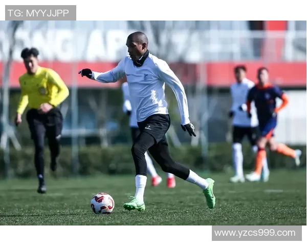 足球明星秋衣搭配女生时尚穿搭图片分享展现青春活力与运动魅力 足球明星秋衣搭配女生时尚穿搭图片分享展现青春活力与运动魅力